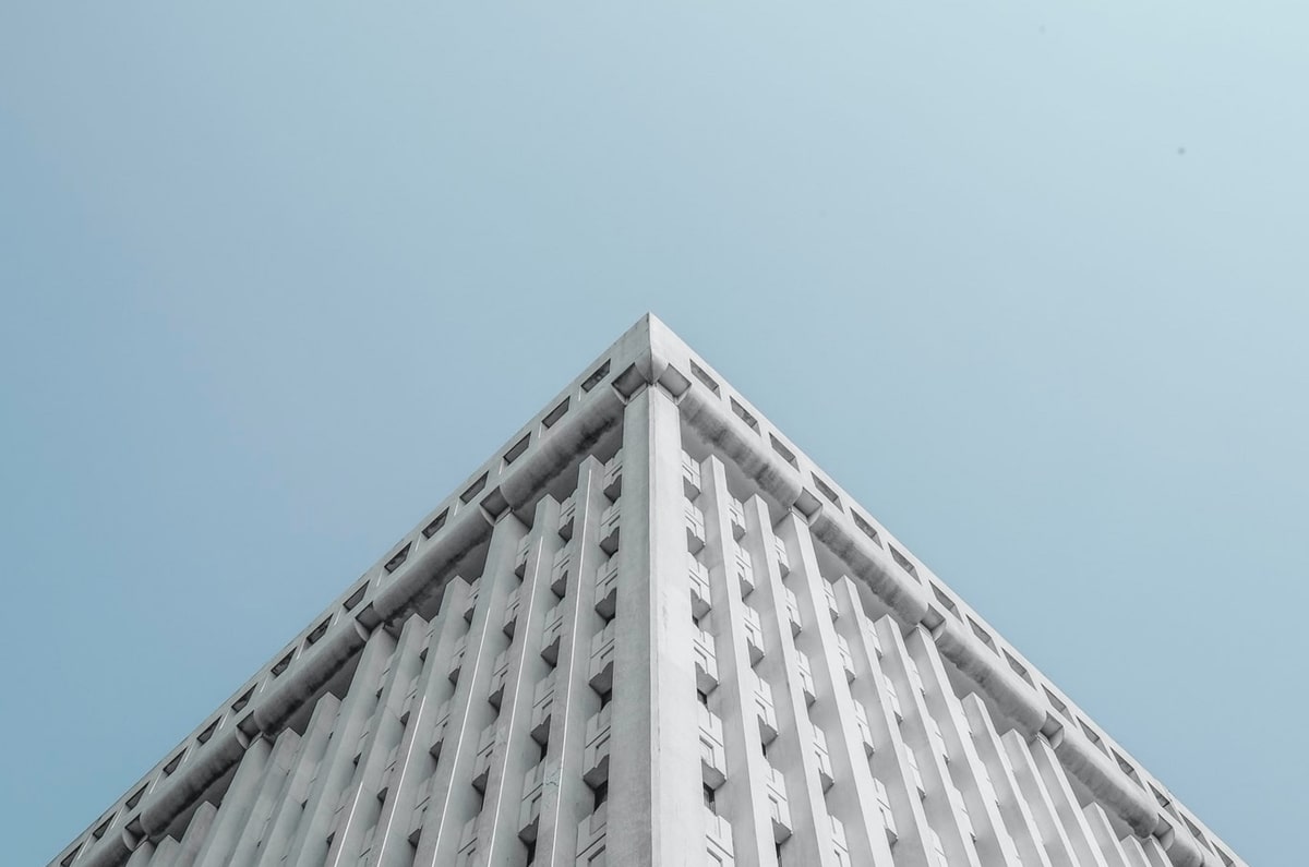 西甲爆大冷!9人皇马0-2竟不敌保级队!阿隆索怒批:裁判故意针对